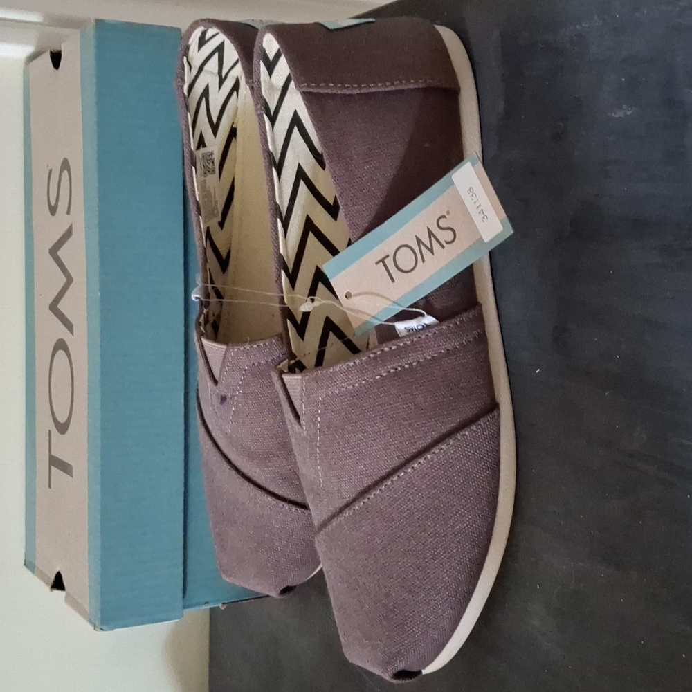 NWT Grey TOMS Size 8